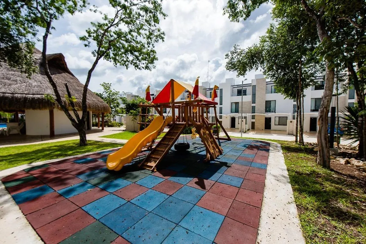 Charming & Comfortable House, 15 Min To Downtown Playa del Carmen Casa de Férias