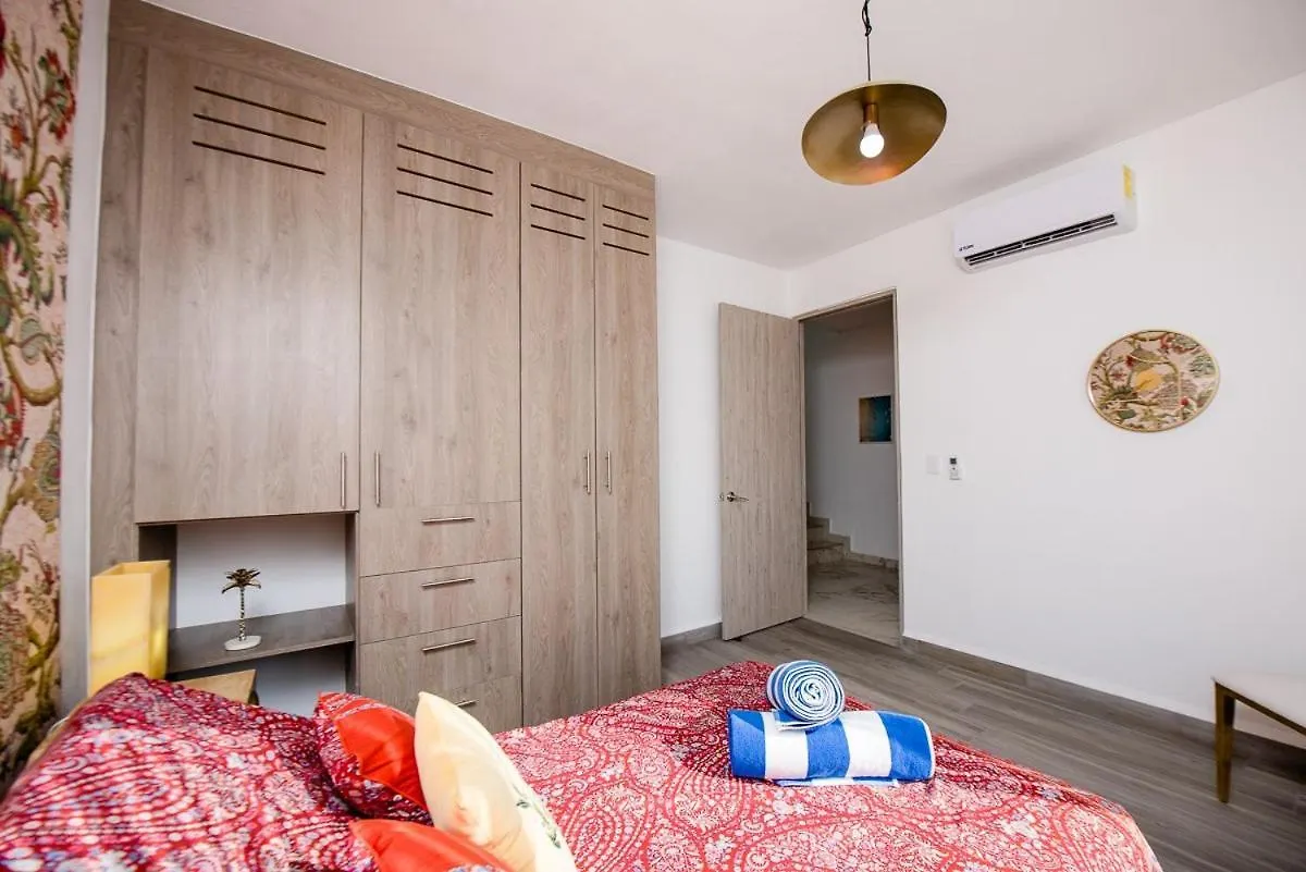 Charming & Comfortable House, 15 Min To Downtown Playa del Carmen Casa de Férias