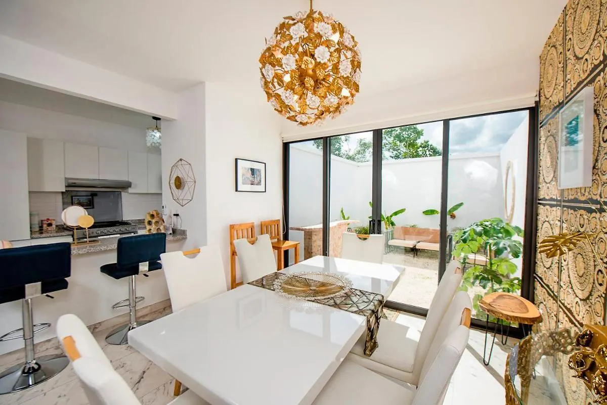 Casa de Férias Charming & Comfortable House, 15 Min To Downtown Playa del Carmen