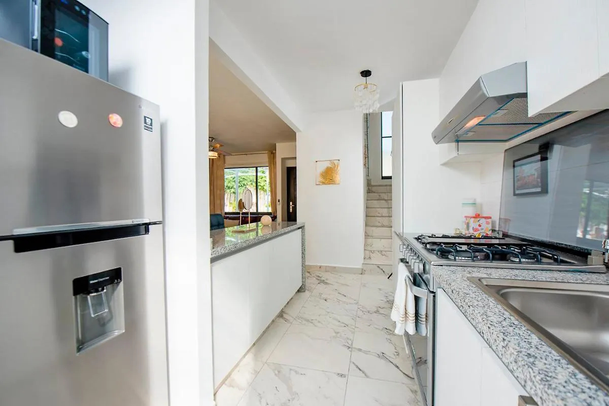 Charming & Comfortable House, 15 Min To Downtown Playa del Carmen Casa de Férias